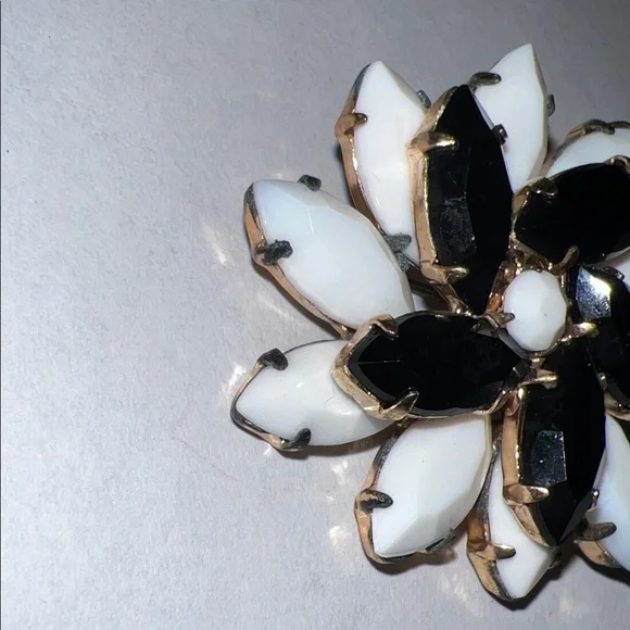 Vintage Black and White Floral Brooch - Picture 3 of 6